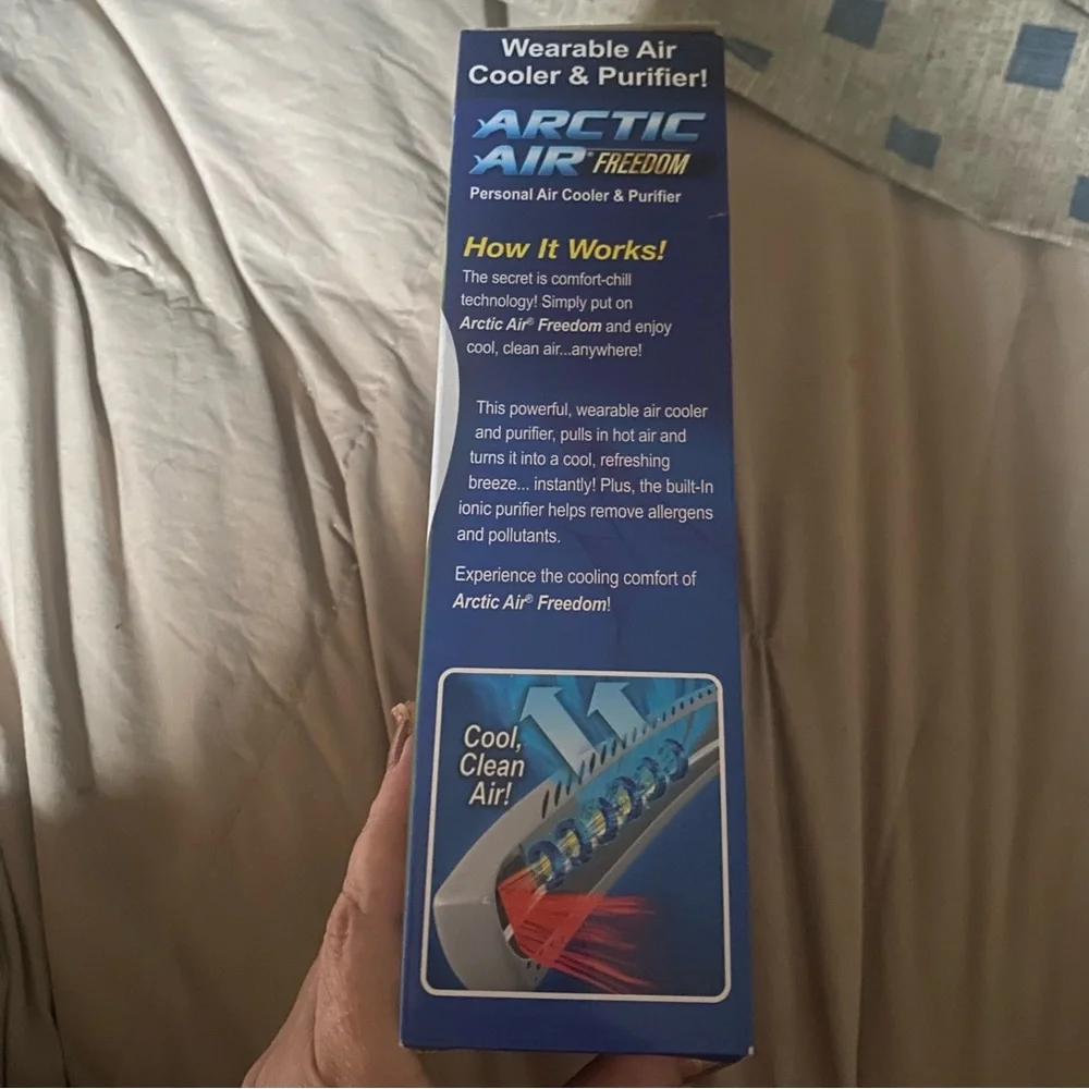 Arctic Air Freedom, a wearable personal air cooler and purifier.
NEW IN BOX - Picture 4 of 4